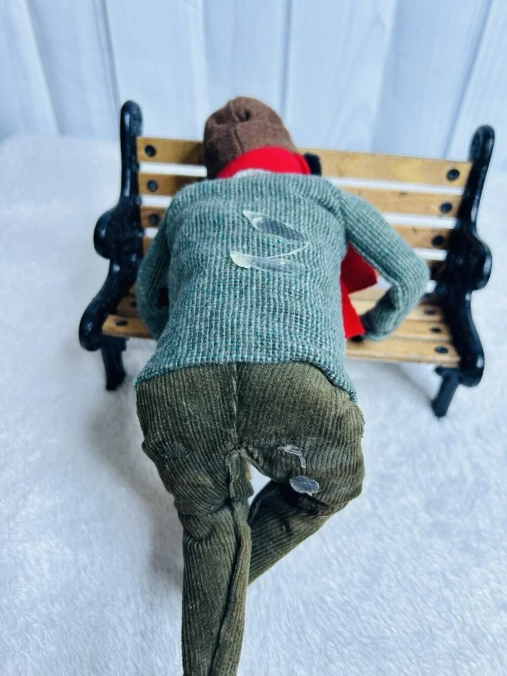 Byers Choice The Carolers Man Feeding Birds Cast Iron Park Bench Vintage 1997